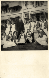 604996 Groepsportret met verpleegkundigen (waaronder Theodora van 't End) en een pater bij een onbekend ziekenhuis (St. ...